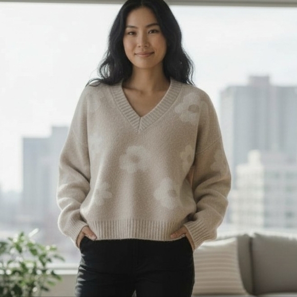 PINQUE Sweaters - PINQUE, NEW BY Stitch Fix Women's Beige Floral Sweater.Sise L